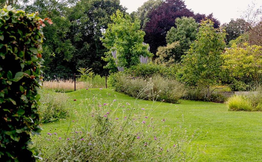 Greenarchitects stefaan willems landschapsarchitect laarne landschapstuin met speelhuis en gazonheuvels