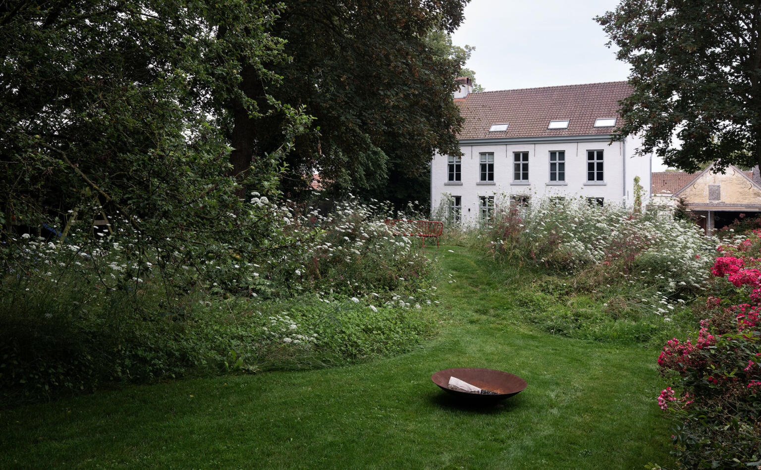 Greenarchitects stefaan willems landschapsarchitect oosterzele Natuurlijke tuin met bloemenweide en vuurschaal