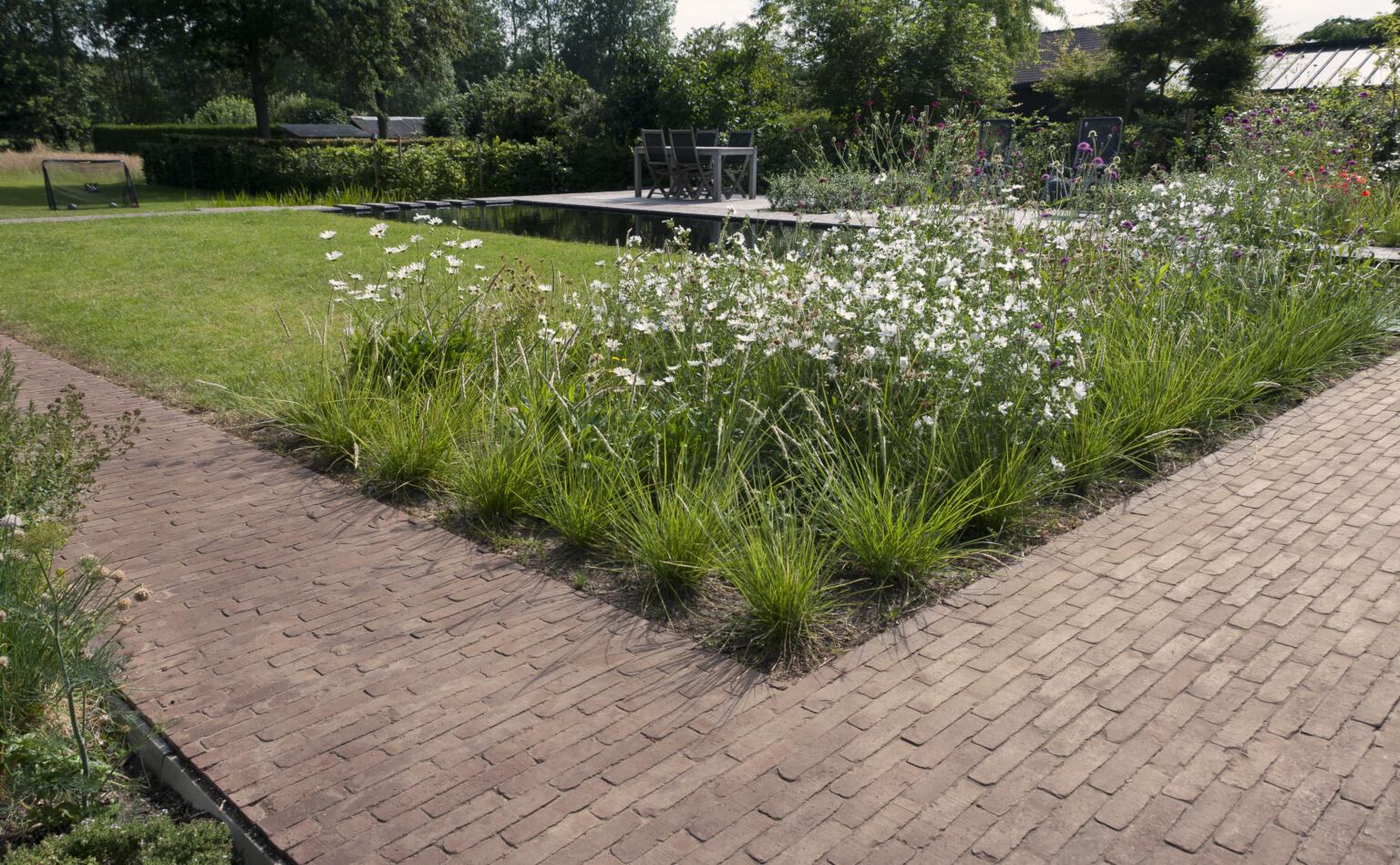 Greenarchitects stefaan willems tuinarchitect laarne Natuurlijke beplanting in tuin Kleiklinkers van Vandemoortel