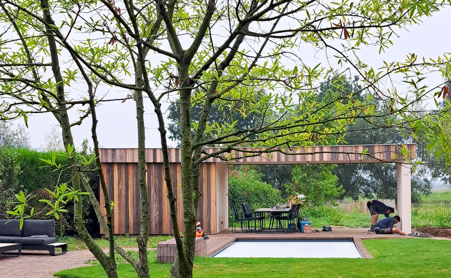 Greenarchitects laarne herne tuinaanleg bijgebouw in padoek crepi poolhouse 4