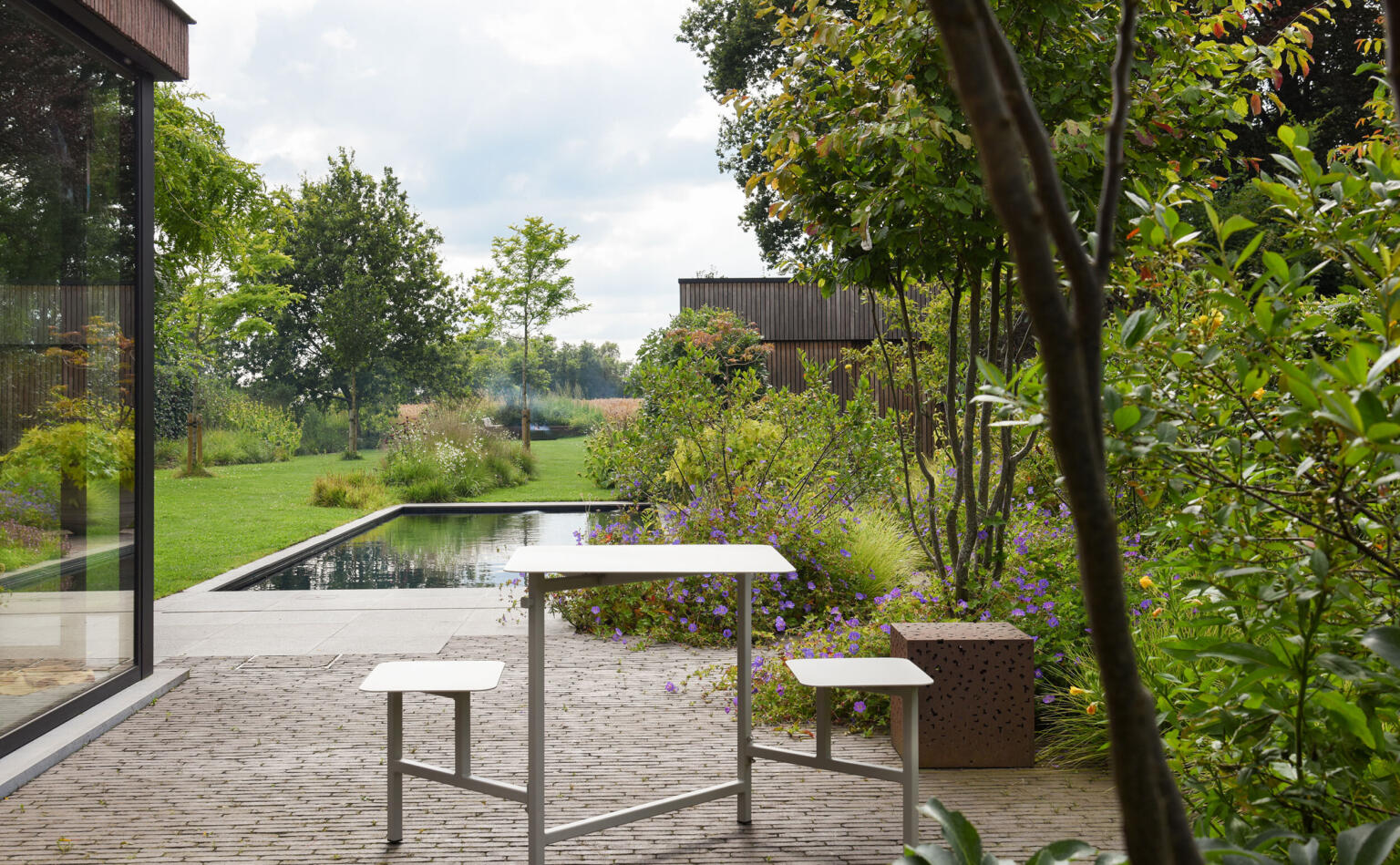 Greenarchitects stefaan willems landschapsarchitect laarne gent natuurlijke eetbare tuin met biozwembad en tafel wunder 1