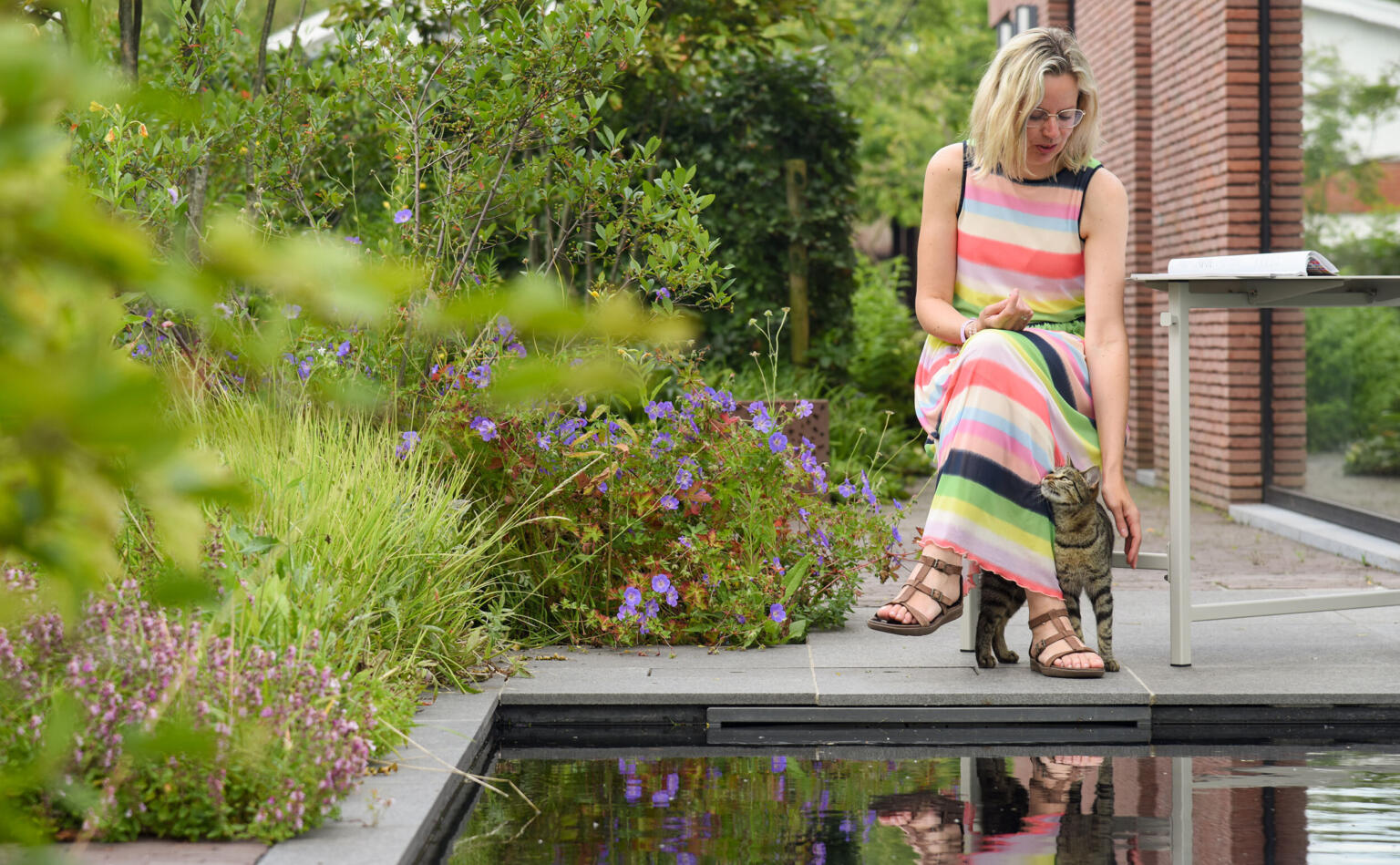 Greenarchitects stefaan willems landschapsarchitect laarne gent natuurlijke eetbare tuin met biozwembad en tafel wunder 2