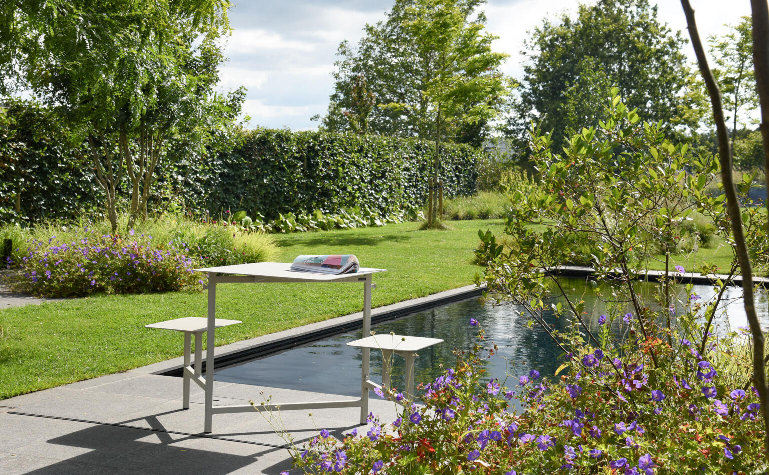 Greenarchitects stefaan willems landschapsarchitect laarne gent natuurlijke eetbare tuin met biozwembad en tafel wunder 3