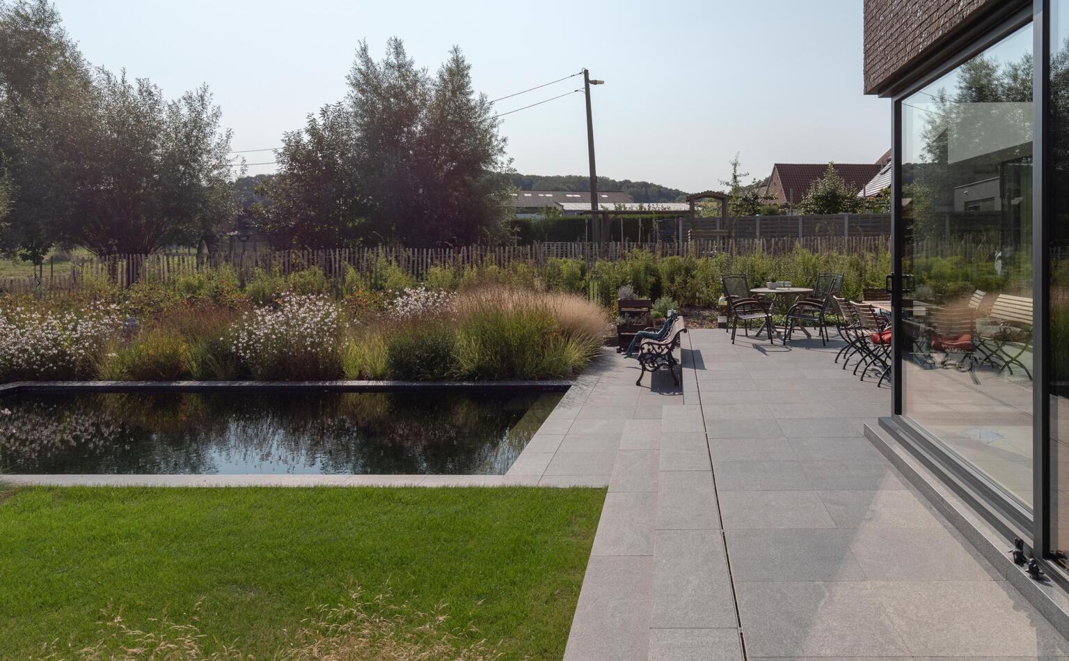 Greenarchitects stefaan willems landschapsarchitect ninove zwemvijver terras tegels natuursteen hoogstam boom knotboom salix kastanje afsluiting gaura sesleria aronia bamboe 01