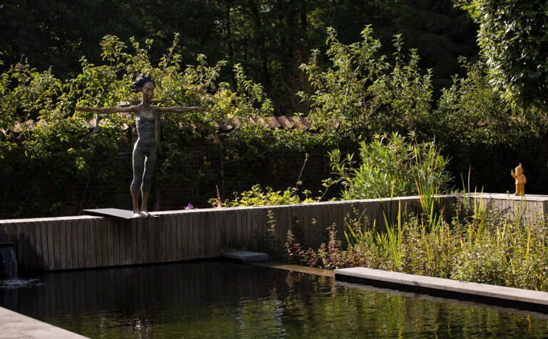 Greenarchitects stefaan willems landschapsarchitect afsnee zwemvijver met beeldhouwwerk en biodiverse aanplanting