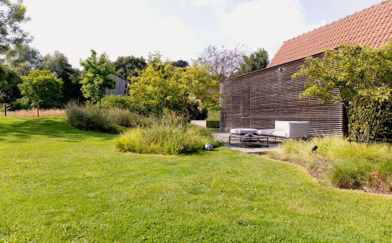 Greenarchitects stefaan willems tuinarchitect natuurlijke biodiverse tuin met zitruimte met lounge