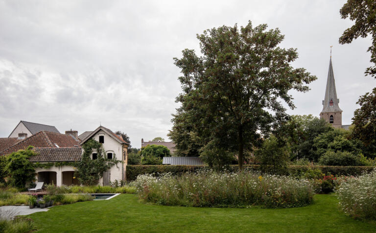 Greenarchitects stefaan willems tuinarchitect oosterzele Natuurlijke tuin met kerkzicht en bloemenweide