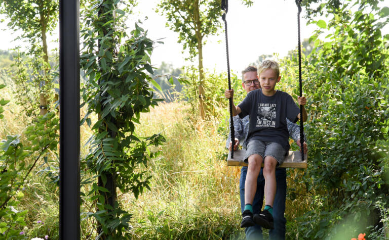 Greenarchitects stefaan willems landschapsarchitect laarne gent natuurlijke tuin met schommel met klimplanten