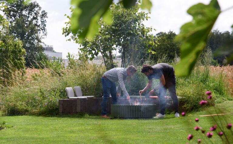 Greenarchitects stefaan willems landschapsarchitect laarne gent natuurlijke tuin met zitbank kleiklinkers en vuurschaal wunder 1