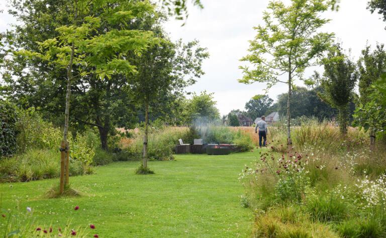 Greenarchitects stefaan willems landschapsarchitect laarne gent natuurlijke tuin met zitbank kleiklinkers en vuurschaal wunder 2