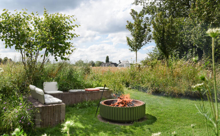 Greenarchitects stefaan willems landschapsarchitect laarne gent natuurlijke tuin met zitbank kleiklinkers en vuurschaal wunder 5