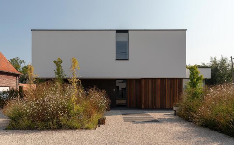 Greenarchitects stefaan willems landschapsarchitect ninove moderne woning voortuin oprit grind inkompad natuursteen taluds hoogstam ginkgo sesleria molinia gaura insectenlokkend 01