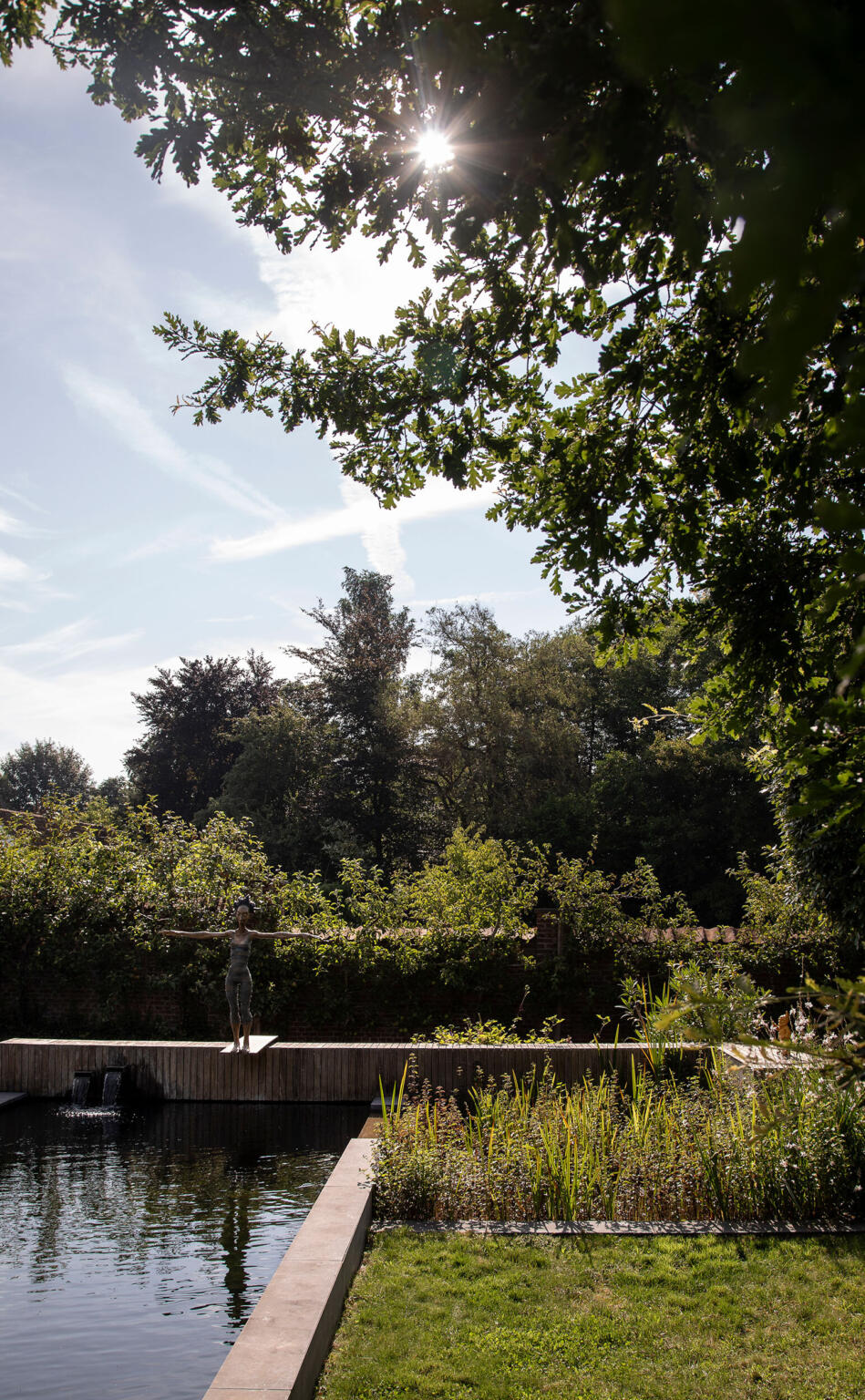 Greenarchitects stefaan willems landschapsarchitect afsnee biodiverse zwemvijver met waterplanten leifruit onder eikenboom