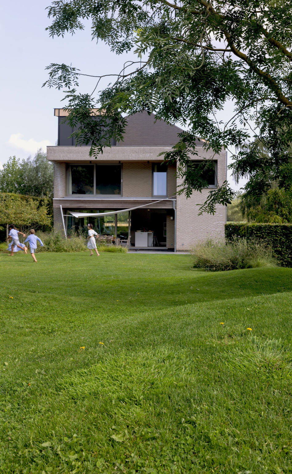 Greenarchitects stefaan willems tuinarchitect natuurlijke biodiverse tuin met moderne woning laarne