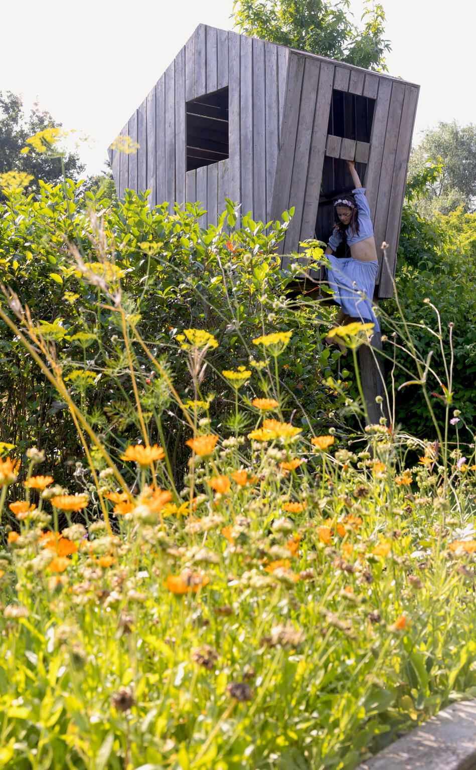 Greenarchitects stefaan willems tuinarchitect natuurlijke biodiverse tuin met speelhuisje en bloemen