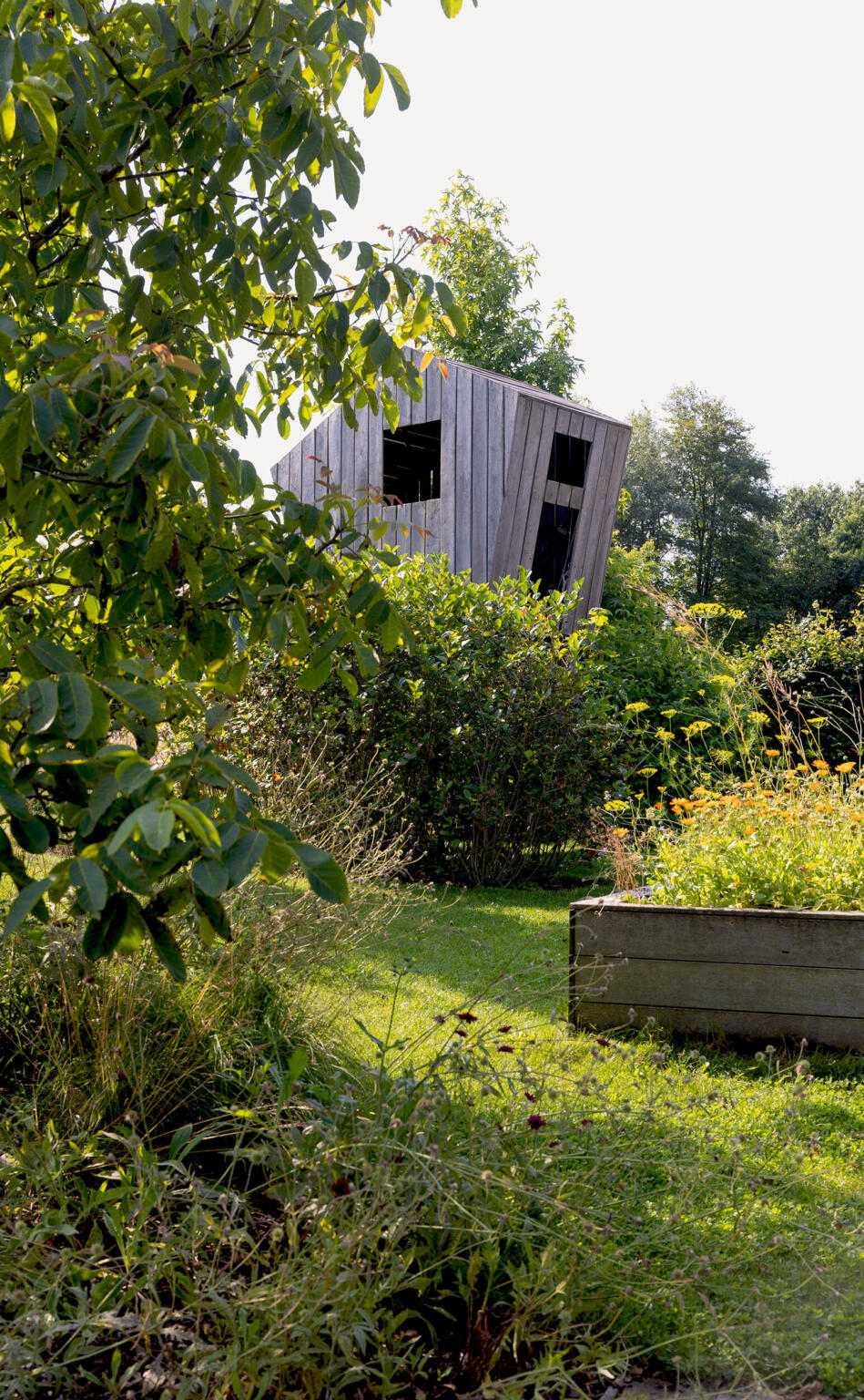 Greenarchitects stefaan willems tuinarchitect natuurlijke biodiverse tuin met speelhuisje en struiken