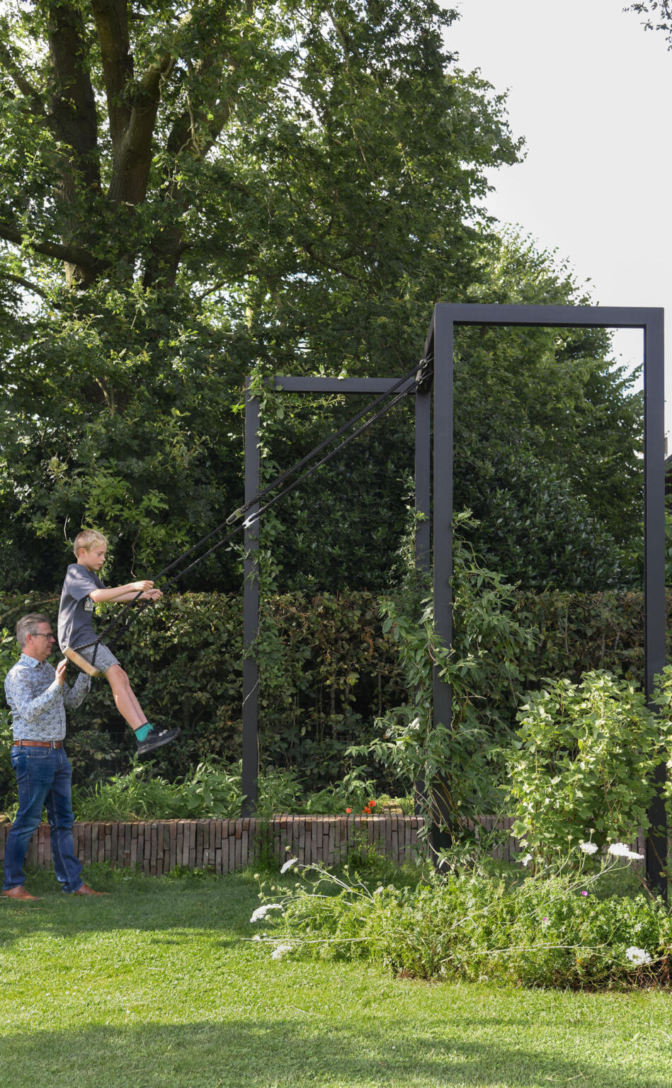 Greenarchitects stefaan willems landschapsarchitect laarne gent natuurlijke tuin met trampoline en schommel met klimplanten 2