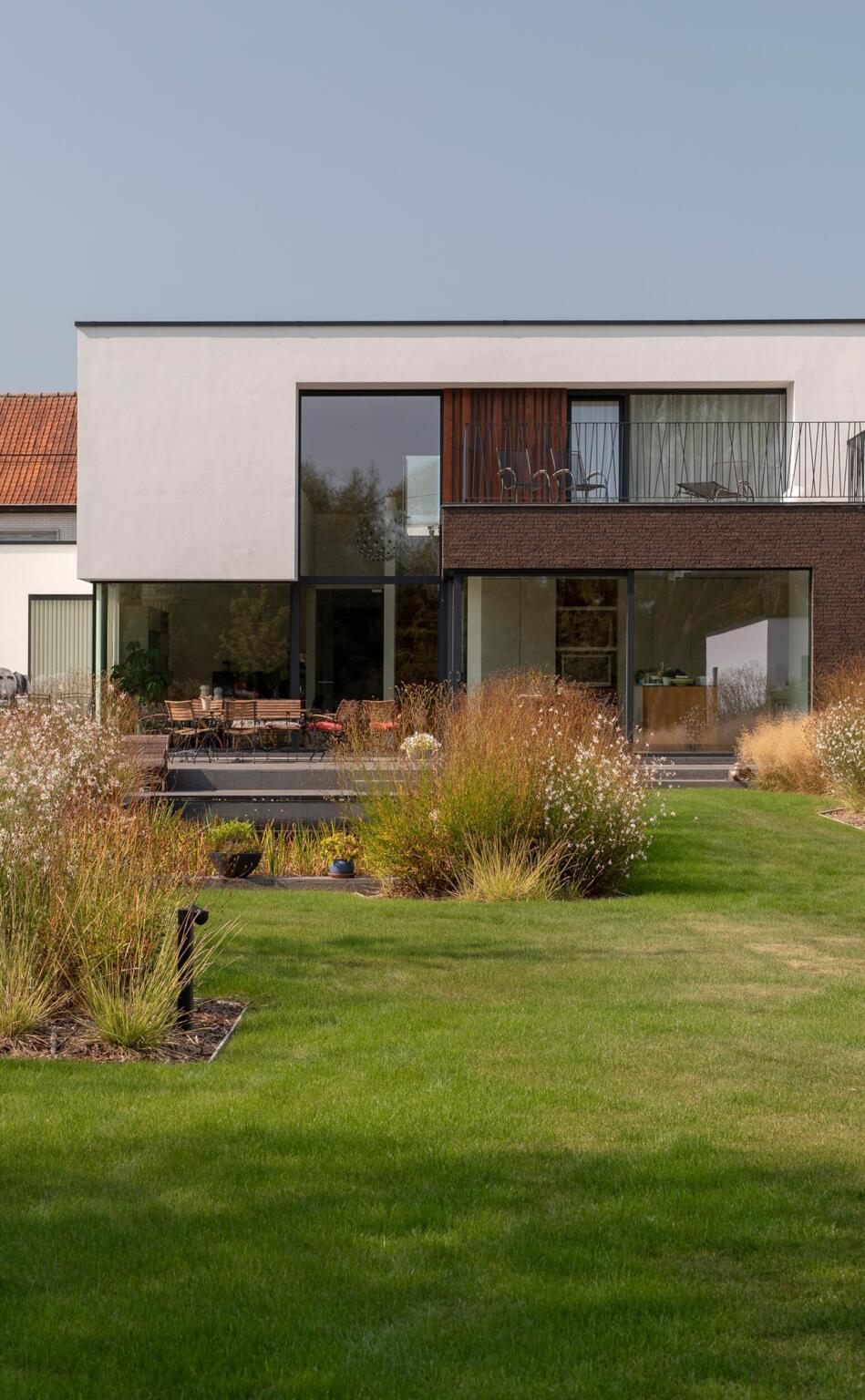 Greenarchitects stefaan willems landschapsarchitect ninove moderne woning crepi terras natuursteen deschampsia molinia gaura sesleria bloemrijk grasland bijen vlinder 01