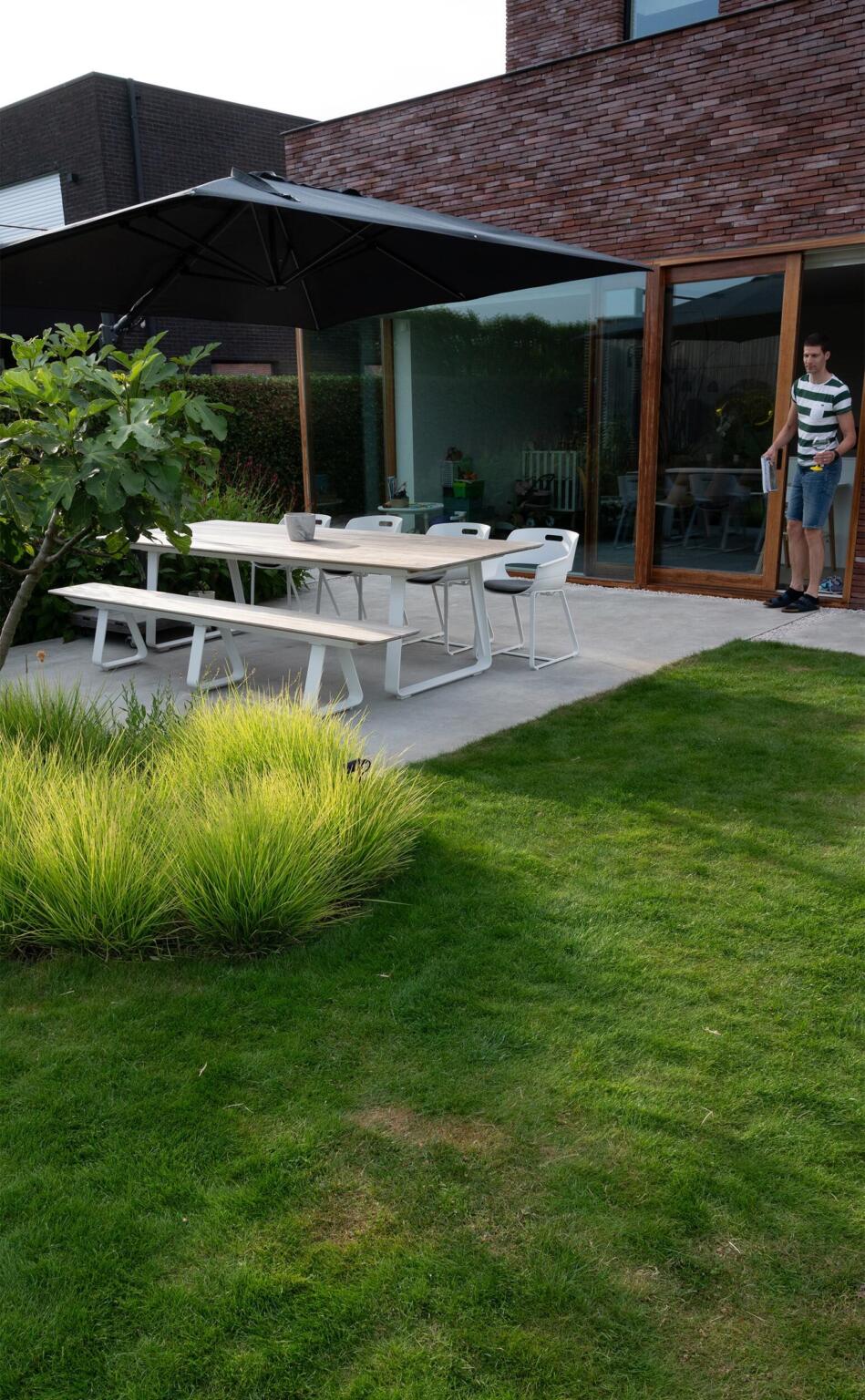 Greenarchitects stefaan willems landschapsarchitect wachtebeke moderne woning polybeton terras sesleria vijgenboom 02